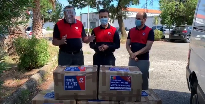 Imagem de capa - Reclusos da unidade prisional de Linhó, em Portugal, recebem kits de higiene