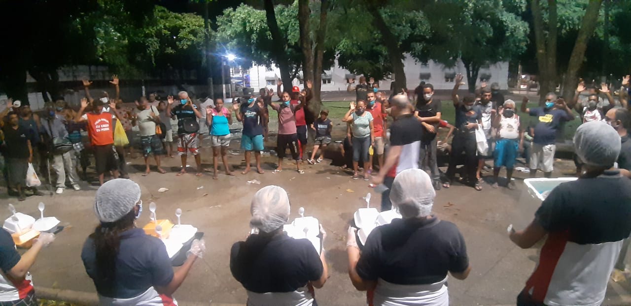 Imagem de capa - Moradores de rua recebem alimentos e uma palavra de fé, em Belém