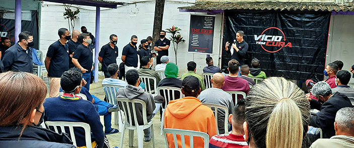 postDependentes químicos em recuperação recebem a  visita de voluntários do projeto     Vício tem Curana categoriaNotícias