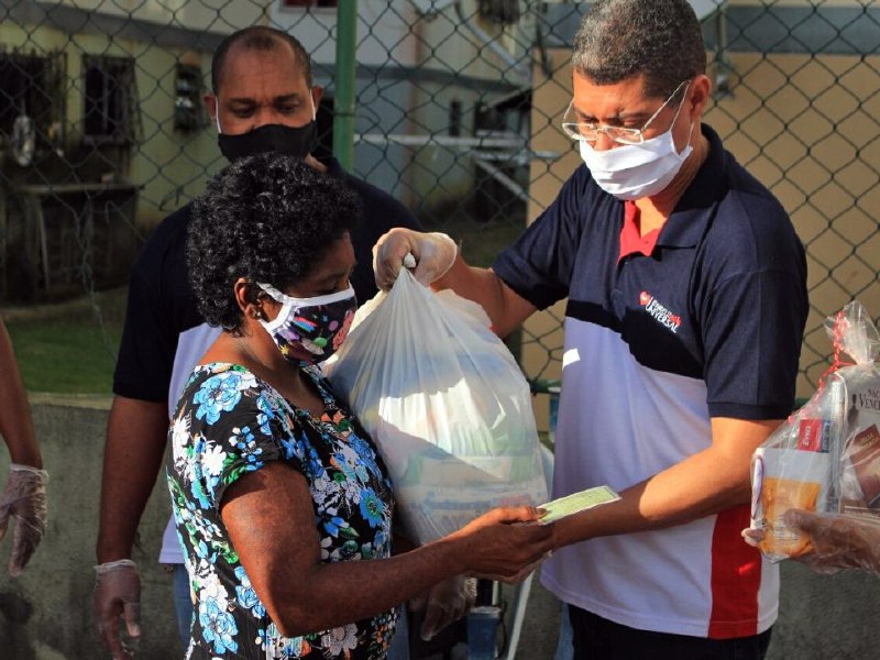 Imagem de capa - De alimento a fralda: populações fragilizadas recebem ajuda humanitária