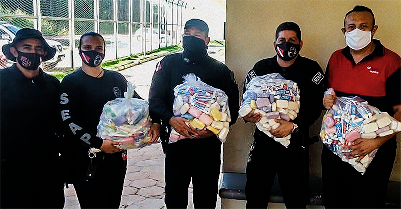 Imagem de capa - Encarcerados recebem ajuda física e alimento para a alma