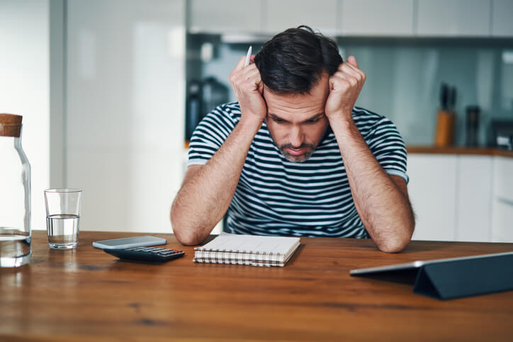 Imagem de capa - Ele está com dificuldades de juntar dinheiro para casar