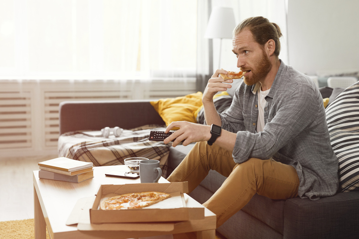 Imagem de capa - Comer em frente à TV aumenta o risco de obesidade