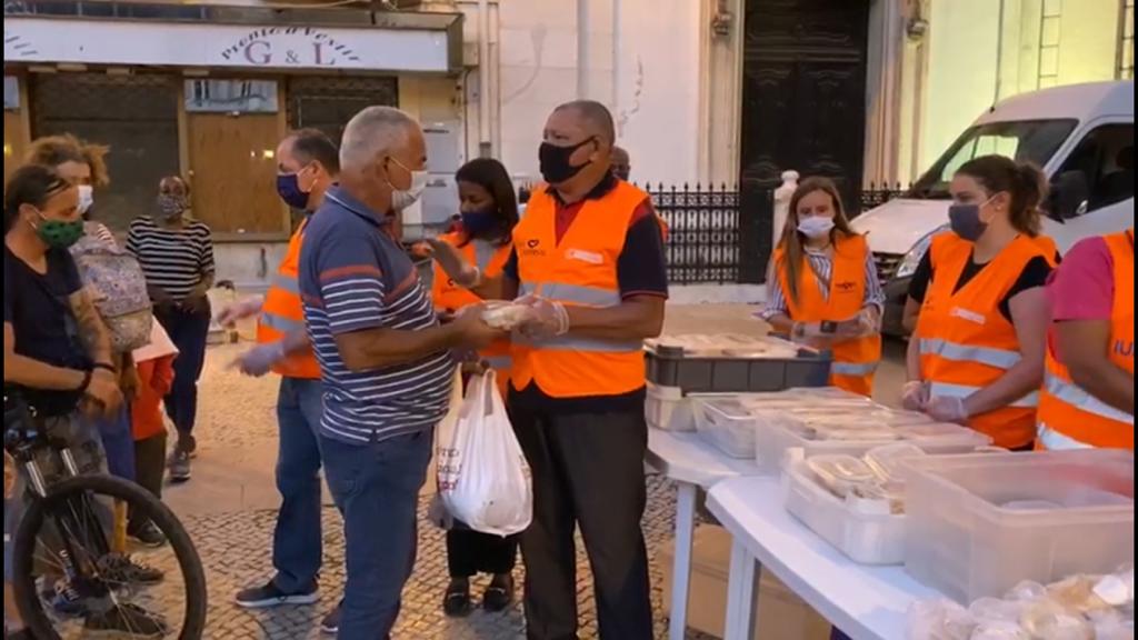 Imagem de capa - Pessoas em situação de rua recebem alimento em Lisboa, capital portuguesa
