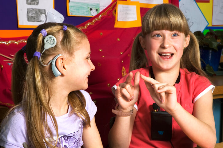 Imagem de capa - Estudantes surdos e deficientes auditivos poderão optar por escola bilíngue de Libras e Português