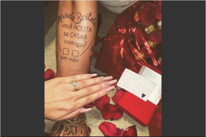 Imagem de capa - Jogador tatua o braço para pedir namorada em casamento