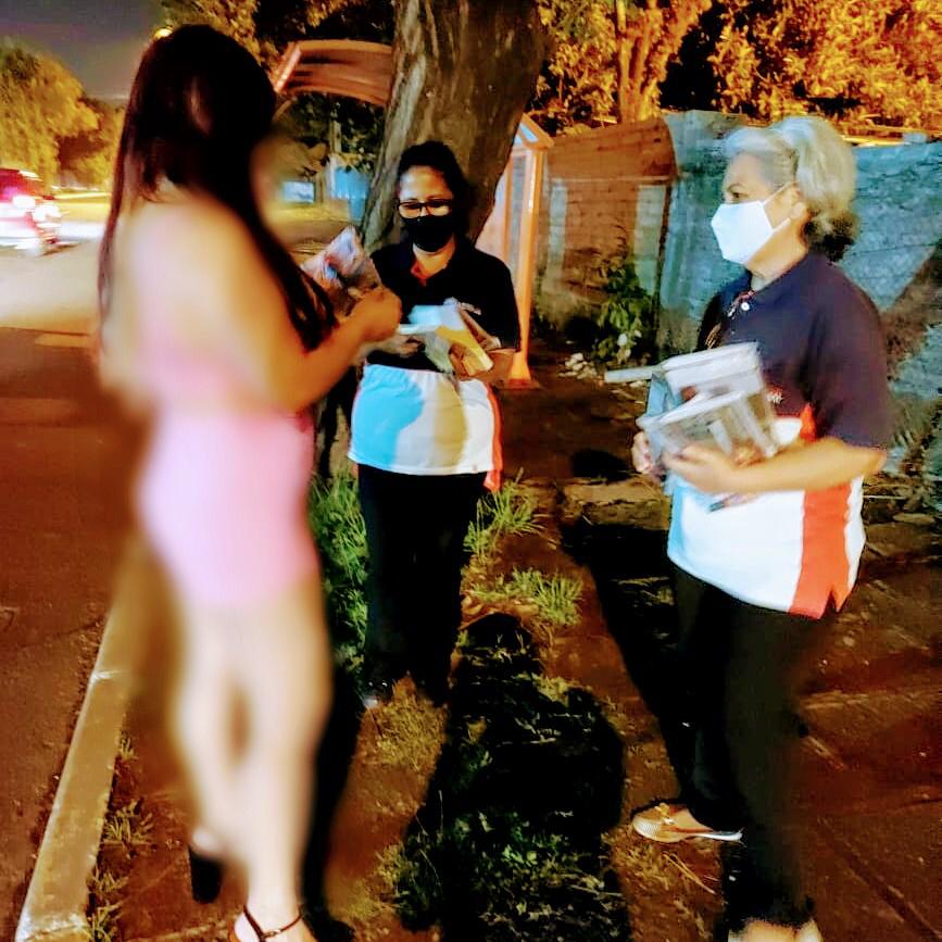 Imagem de capa - Nas noites de sexta, voluntários percorrem as ruas oferecendo ajuda a quem se prostitui