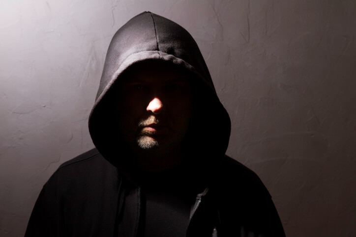 Homem espiando_Escola do Amor Responde