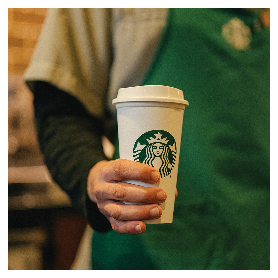 Imagem de capa - Starbucks demite funcionária que se recusou a usar camiseta de orgulho LGBT