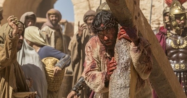 Imagem de capa - Jesus começa a carregar sua cruz