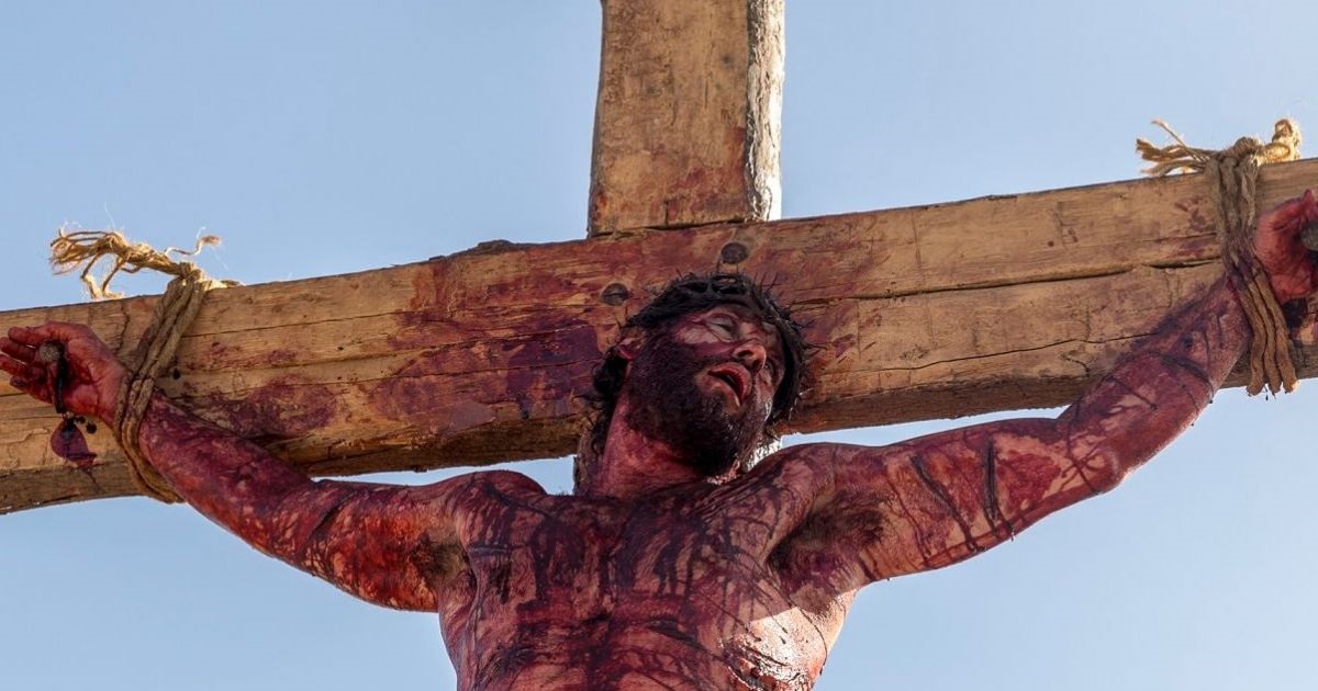 Imagem de capa - Cruz com Jesus pregado é erguida