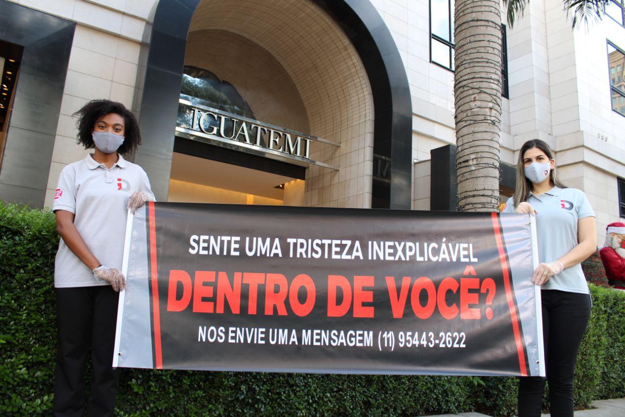 Sacolas cheias podem esconder um interior triste e vazio
