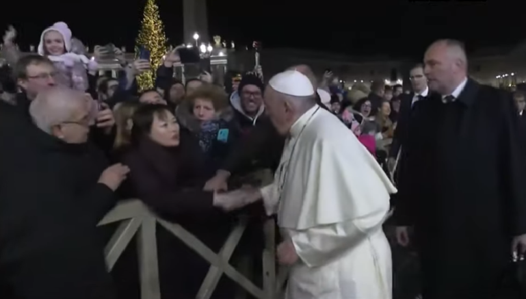 Imagem de capa - Papa Francisco dá tapas na mão de uma mulher, após ser puxado