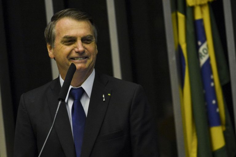 Imagem de capa - Presidente Jair Bolsonaro deseja incentivar a atuação de grandes templos