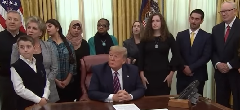 Imagem de capa - Trump anuncia direito à oração em escolas públicas dos Estados Unidos