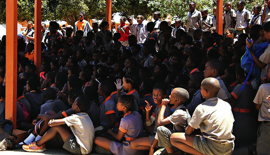 Imagem de capa - Universal na Namíbia faz ação de fim de ano em escola primária