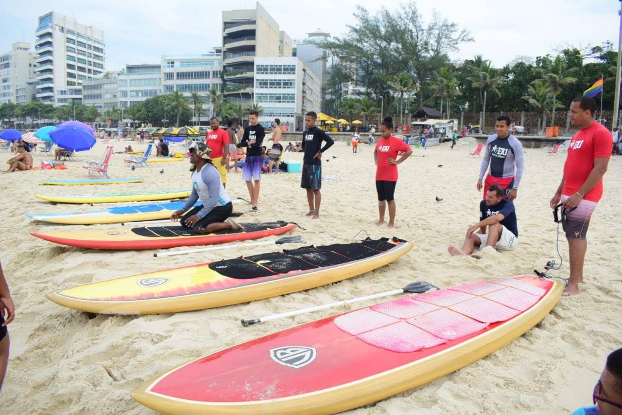 Imagem de capa - Sucesso internacional, surfe brasileiro também ajuda na inclusão social de jovens carentes