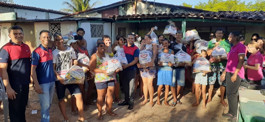Imagem de capa - Com provedor do lar preso, voluntários ajudam famílias com doações de cestas básicas