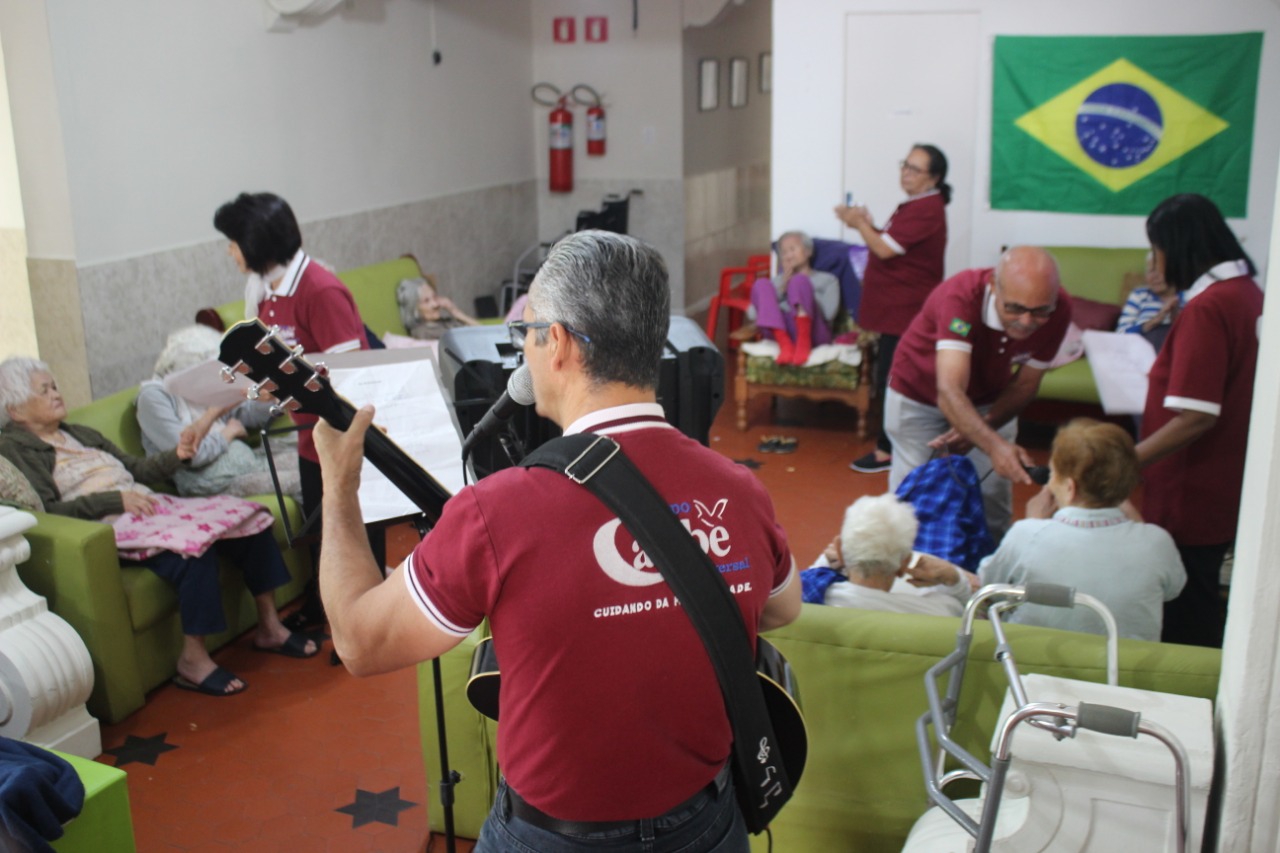 Imagem de capa - Atividade musical em asilos traz bem-estar e boas recordações a idosos com Alzheimer