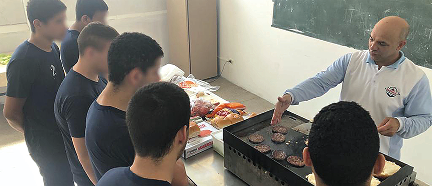 jovens se preparam para o mercado de trabalho
