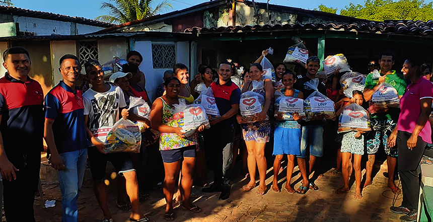 Imagem de capa - Voluntários ajudam famílias com doações de cestas básicas