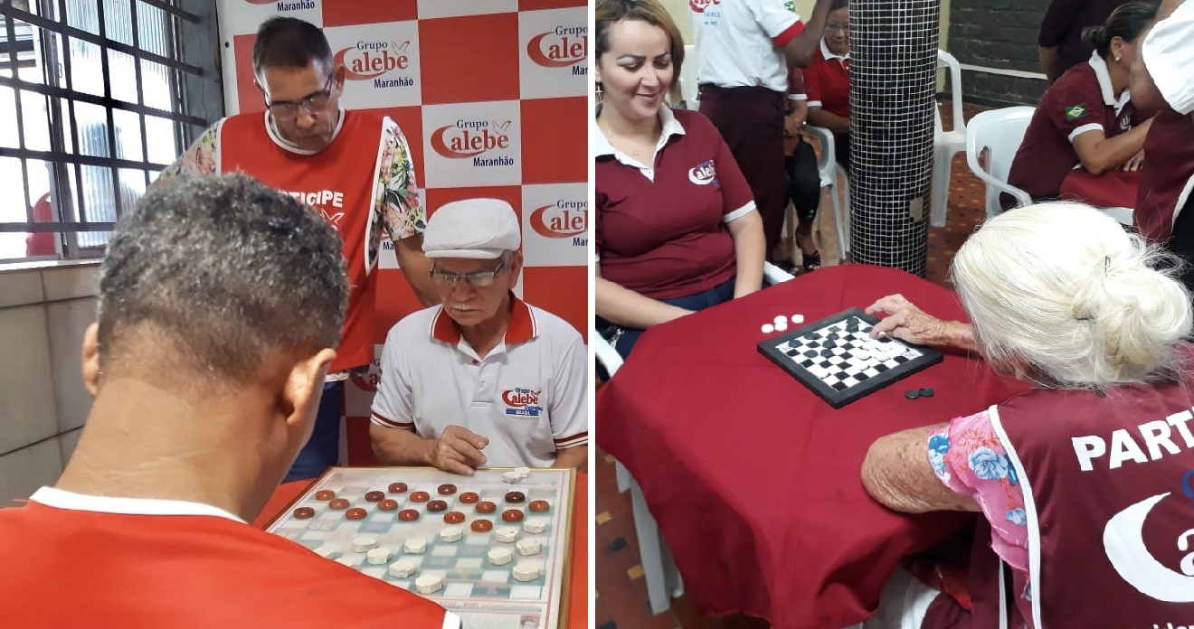 Torneio de damas ao ar livre no tabuleiro de damas de papel na mesa fechar  as mãos dos jogadores