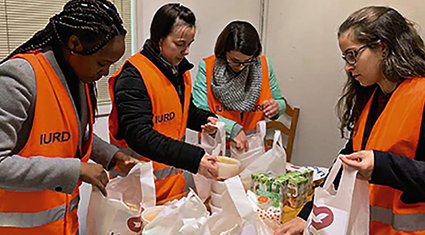Imagem de capa - Voluntários fazem doações em Braga, Portugal