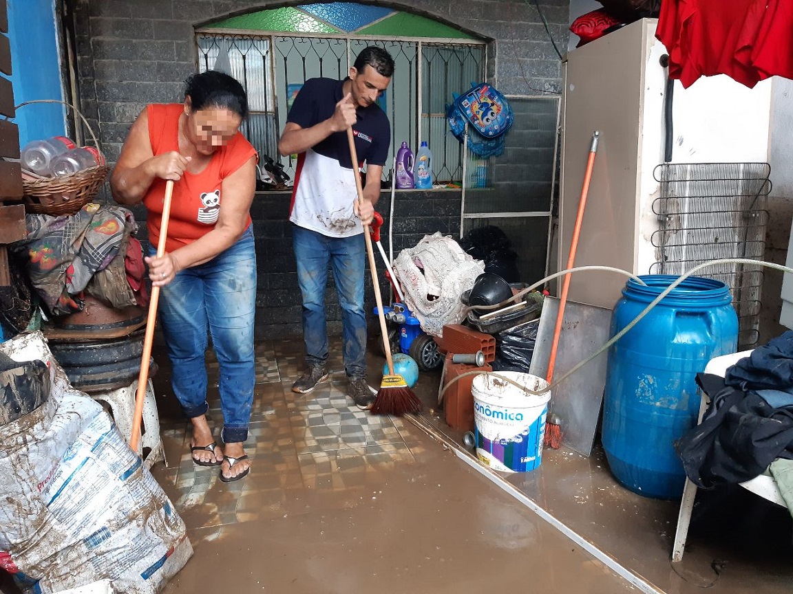 Imagem de capa - Voluntários realizam força tarefa para auxiliar vítimas do temporal no Rio de Janeiro