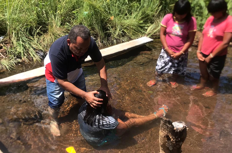 Imagem de capa - Indígenas se alegram na presença do Senhor Jesus