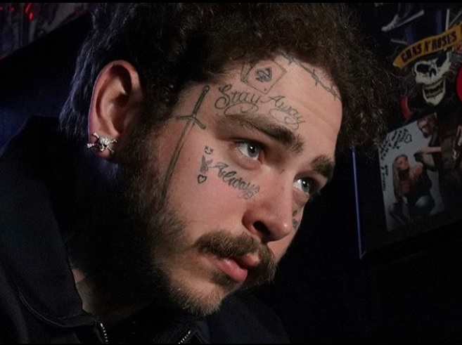 Imagem de capa - Post Malone, rapper americano, tatua o rosto por se achar feio demais
