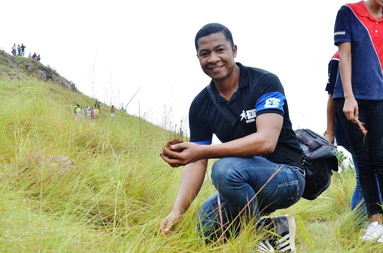 Imagem de capa - Voluntários ajudam a combater o desmatamento em Madagascar