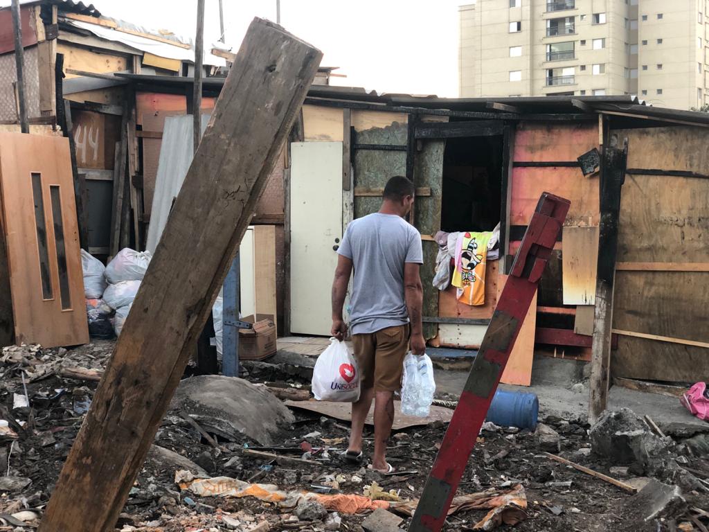 Imagem de capa - Vítimas de incêndio na Zona Norte de São Paulo recebem cestas básicas e kits de higiene pessoal