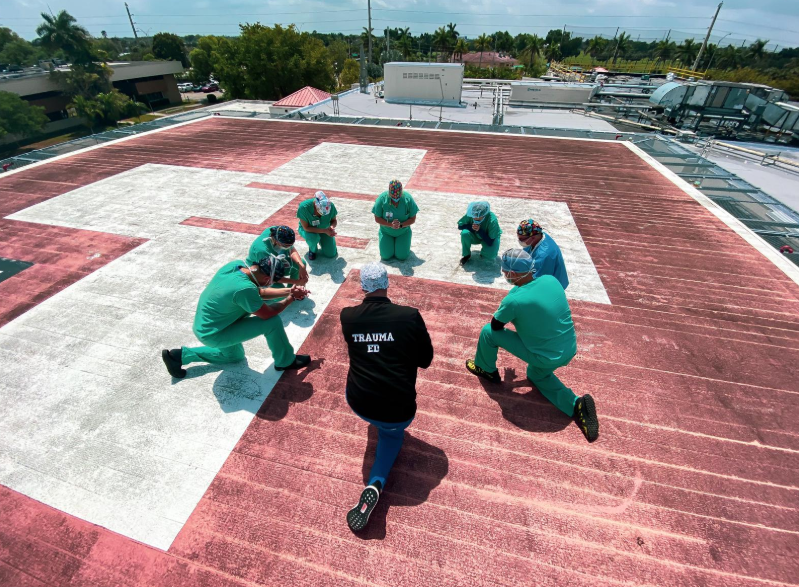 postEUA: Médicos e enfermeiros oram nos telhados dos hospitaisna categoriaFé no combate ao coronavírus