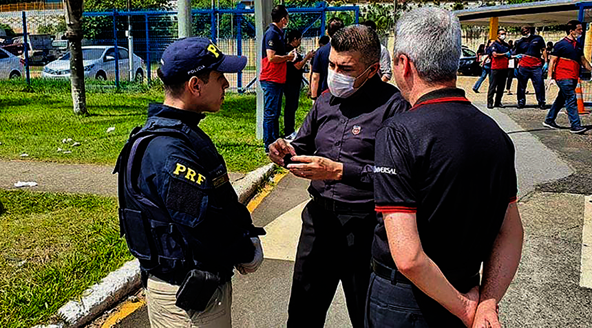 Imagem de capa - Voluntários distribuem kits para Policiais e caminhoneiros