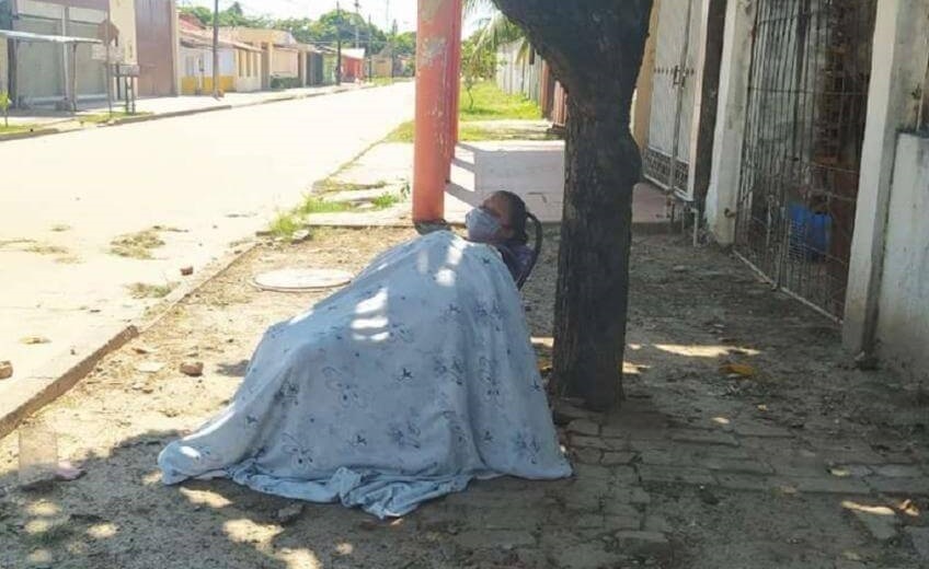 Imagem de capa - Absurdo: mulher é abandonada na rua por causa da COVID-19