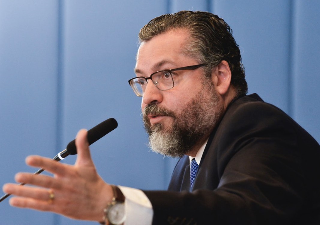 Imagem de capa - Ernesto Araújo: ministro do Itamaraty aponta para "Comunavírus"