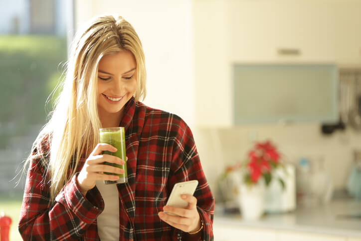Ele insinua que a namorada apaga mensagens do celular