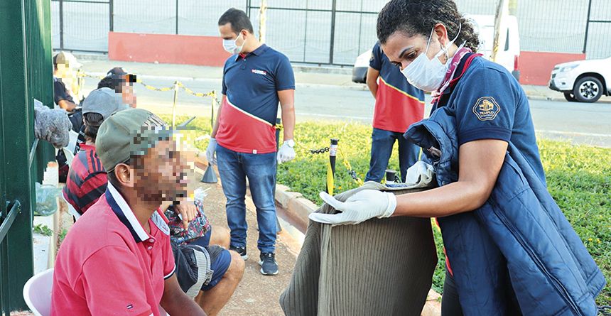 Imagem de capa - Abandonados na quarentena, 81 mil moradores de rua recebem ajuda