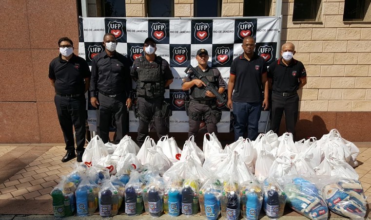 policiais e voluntários