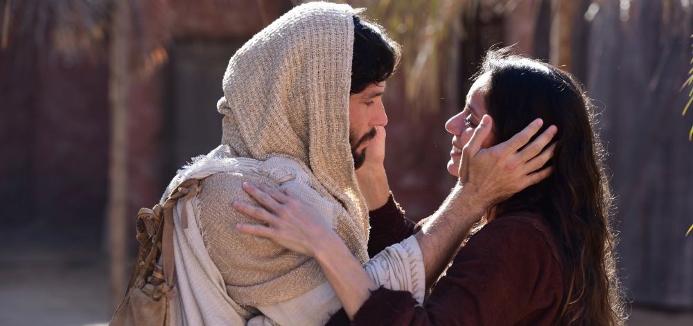 Imagem de capa - Maria se emociona ao reencontrar Jesus