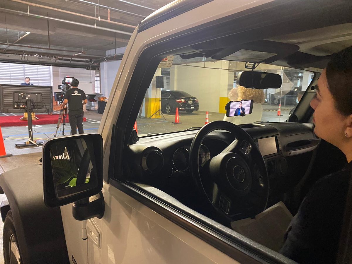 Imagem de capa - Membros da Universal participam de culto online dentro de seus carros