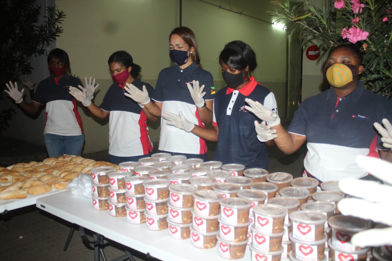 Imagem de capa - Voluntários servem sopa a moradores de rua durante pandemia