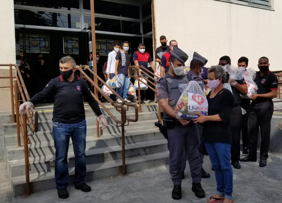 Imagem de capa - Cerca de 1,5 toneladas de alimentos são distribuídas para famílias carentes da região de Capão Redondo