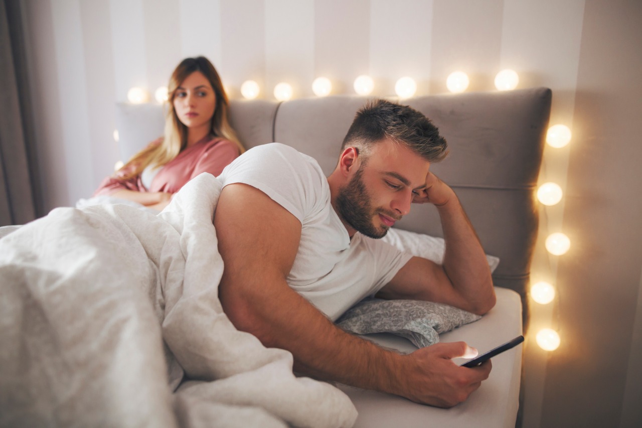 Imagem de capa - Meu marido não me deixa ver o celular dele