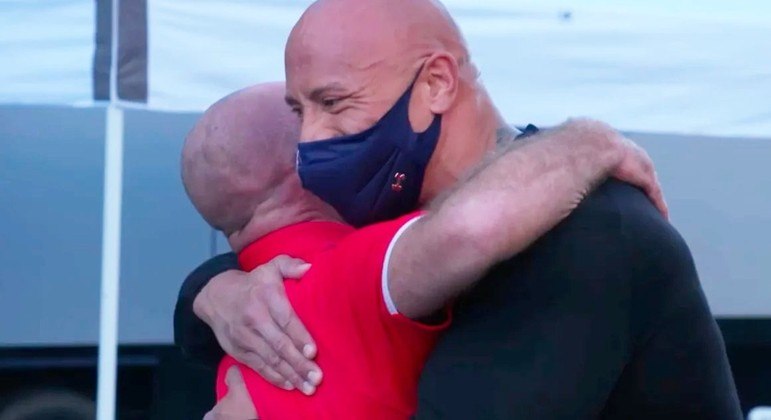 dwayne-the-rock-johnson-presenteia-amigo-com-uma-caminhonete-04012021115156587
