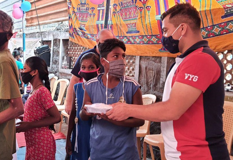 Imagem de capa - Voluntários levam alimento físico e espiritual a moradores de comunidade em Chennai, na Índia  
