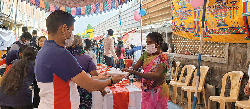 Imagem de capa - Voluntários levam alimento físico e espiritual a moradores em Chennai, na Índia