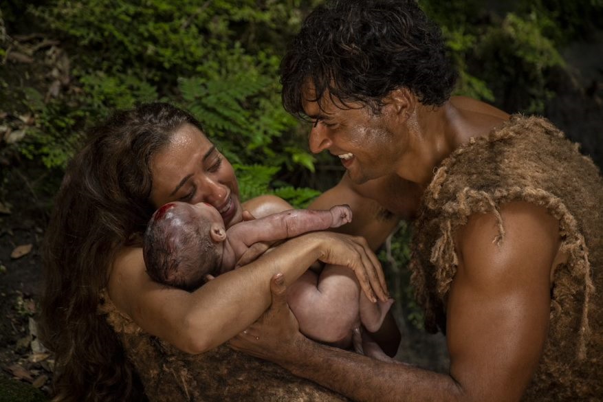 Imagem de capa - Gênesis: Eva e Adão se emocionam com o nascimento do primeiro filho