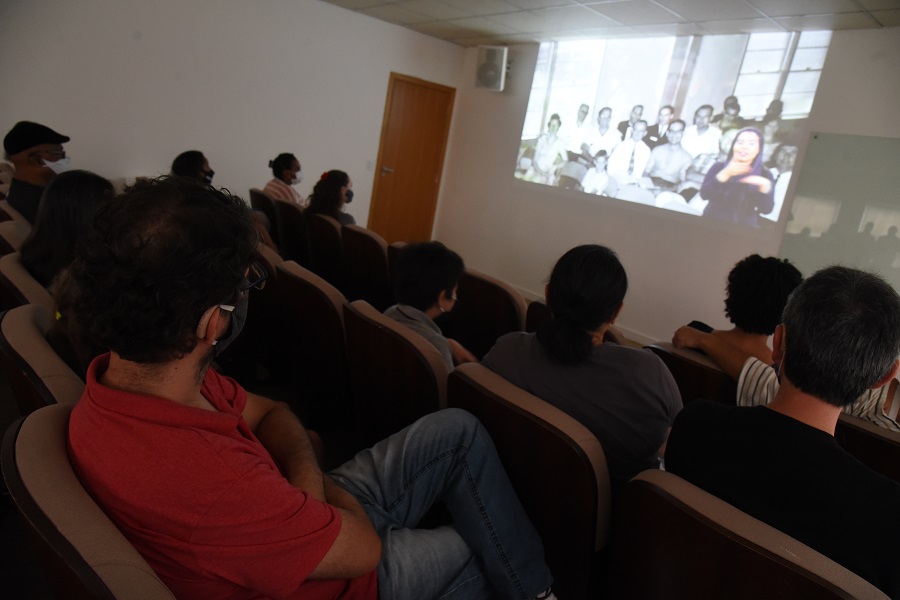 Imagem de capa - Univer Vídeo realiza sessão de cinema acessível para surdos em parceria com o EVG Libras 