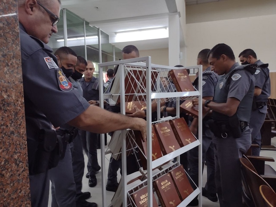 Imagem de capa - Policiais Militares recebem uma palavra de fé e salvação